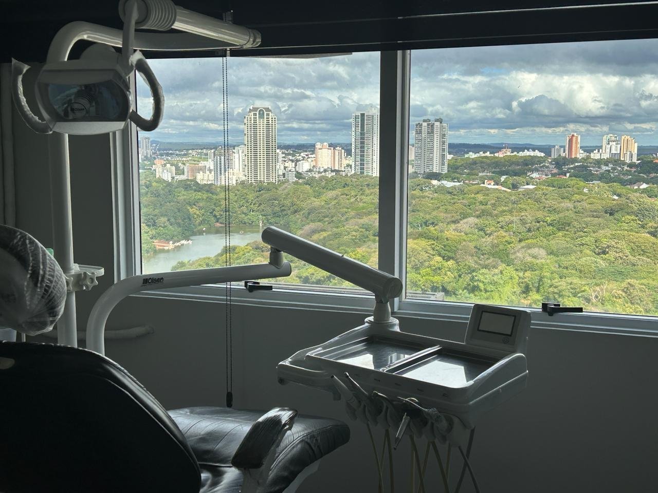 Consultório clínico com janela e iluminação natural